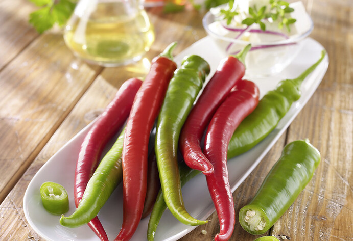 Rote und grüne Paprika in Servierschale