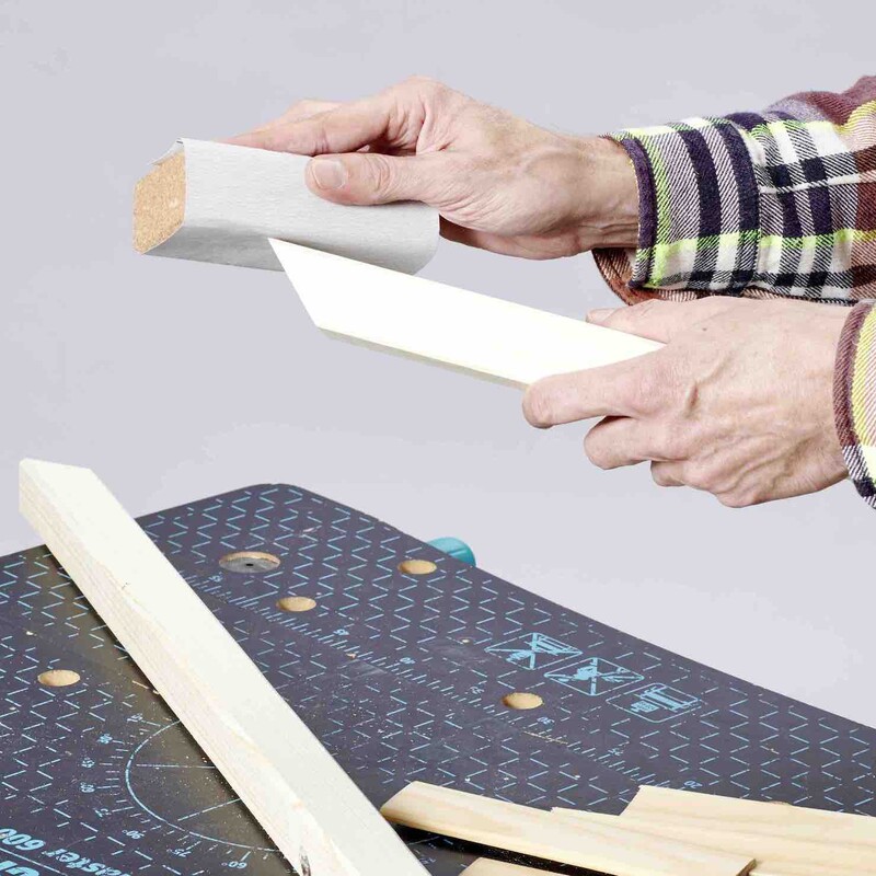 Sägekanten mit Schleifpapier glätten