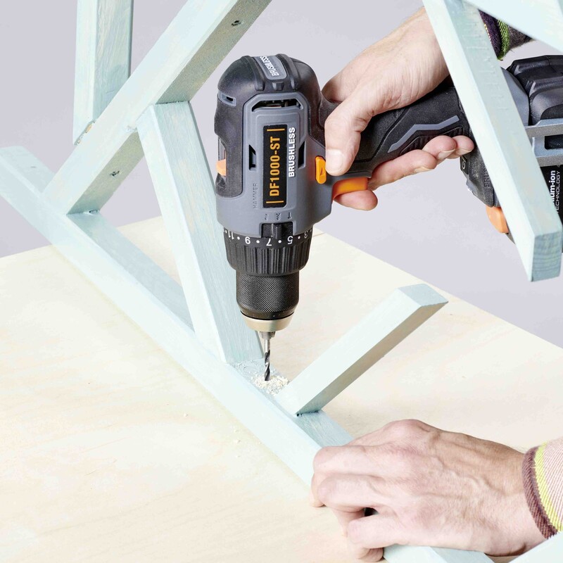 Bohrlöcher mit einem 4,5-mm-Holzbohrer an den Markierungen bohren