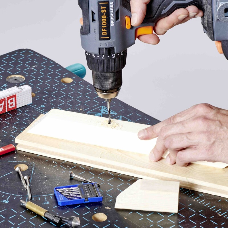 Bohrlöcher mit 4-mm-Holzbohrer an den Markierungen bohren