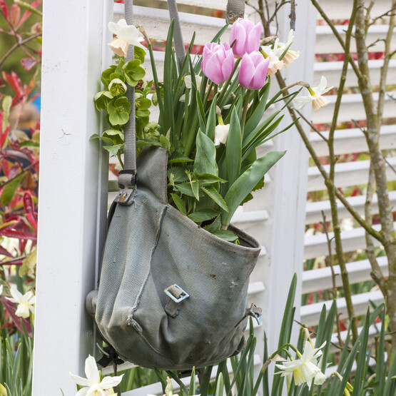 Tasche mit Tulpen und Narzissen