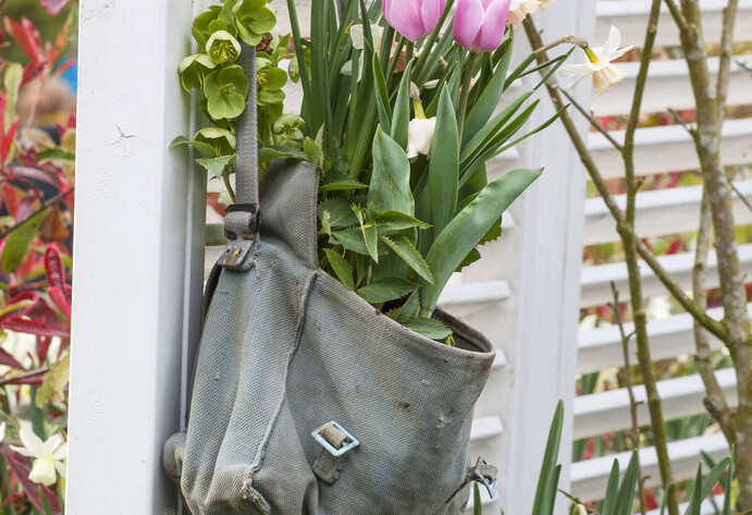 Tasche mit Tulpen und Narzissen