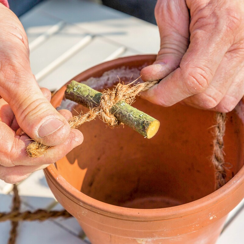 Haus für Ohrenkneifer bauen Schritt 1: Aufhängung basteln