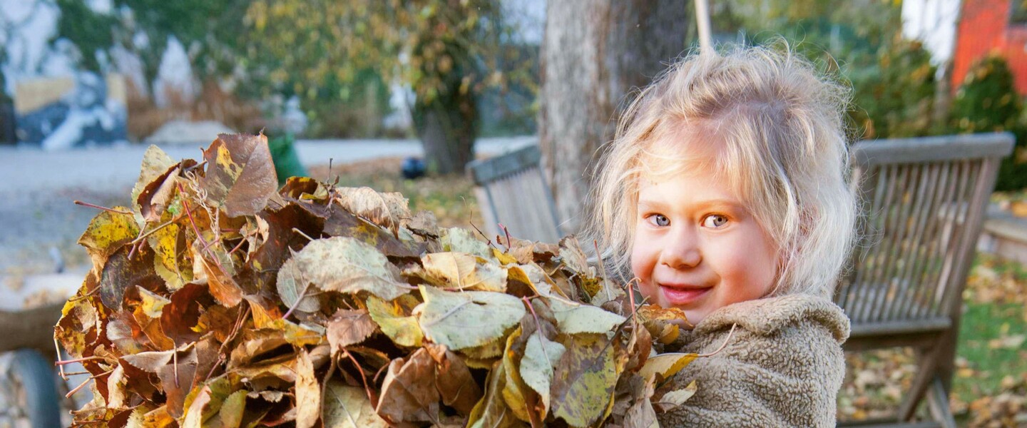 M&auml;dchen mit Herbstlaub