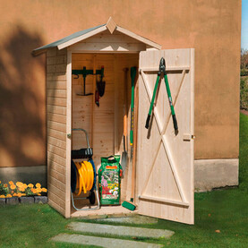 Geöffneter Gartenschank mit Gartenutensilien