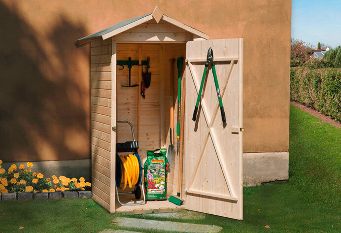 Geöffneter Gartenschank mit Gartenutensilien