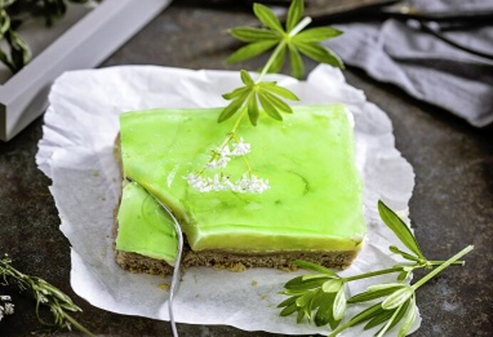 Veganer Nusskuchen mit Vanillecreme und Waldmeistergelee