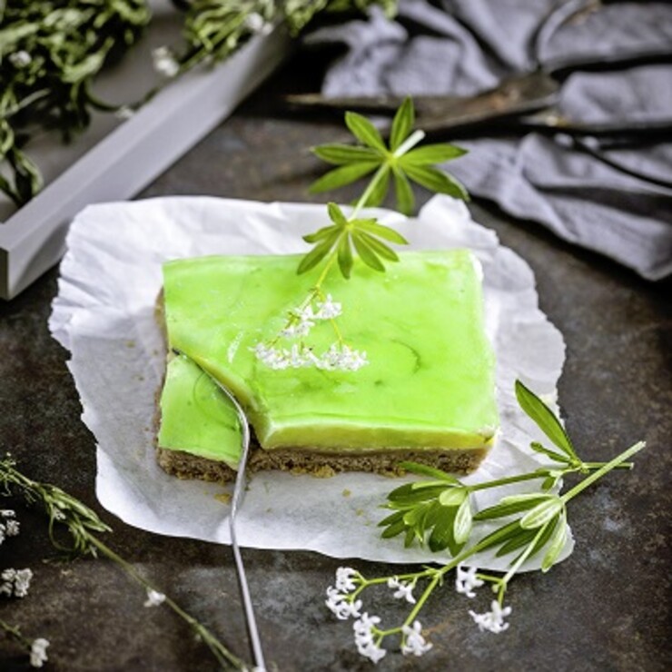 Veganer Nusskuchen mit Vanillecreme und Waldmeistergelee