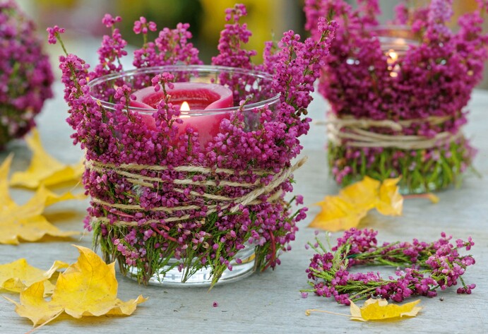Mit Sommerheide geschm&uuml;ckte Windlichter