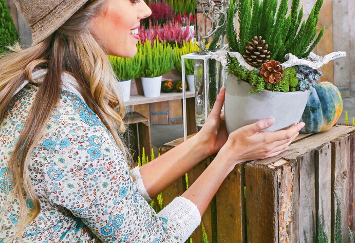 Frau mit gr&uuml;ner Sommerheide