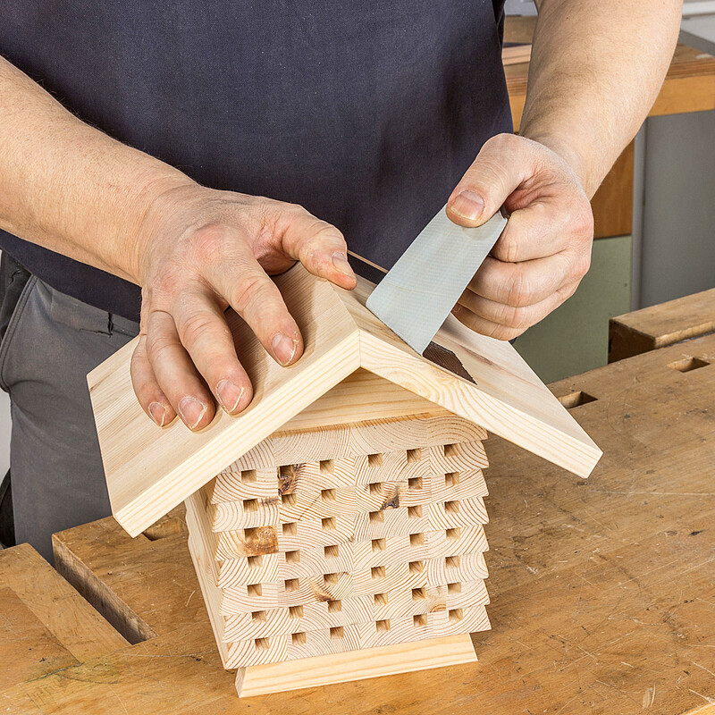 Nistkasten bauen: Klebeband entfernen