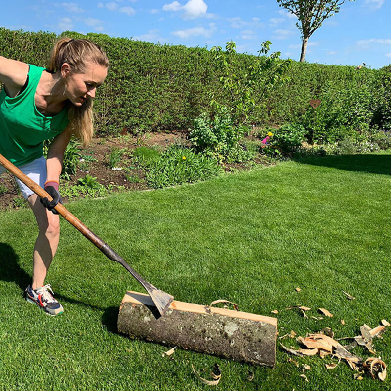 Holzpfosten abschälen