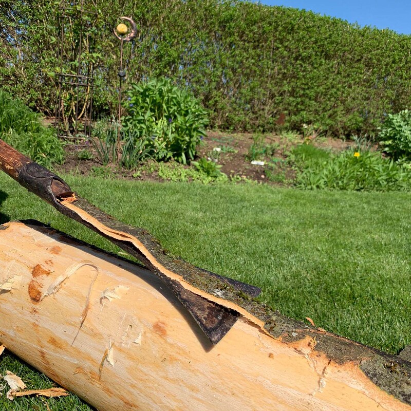 Holzpfosten abschälen