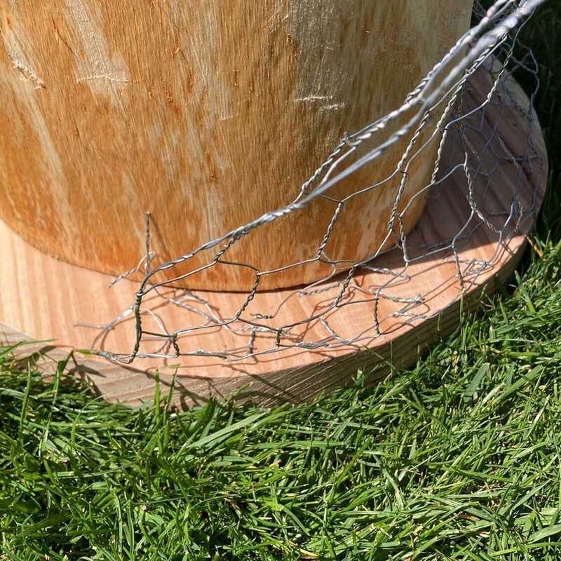 Hasendraht am Holzpfosten befestigen