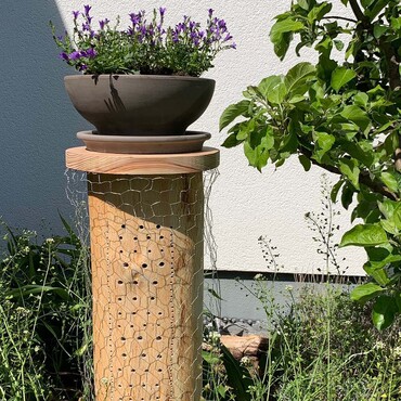 Fertiger Nistkasten im Garten