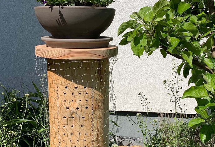 Fertiger Nistkasten im Garten