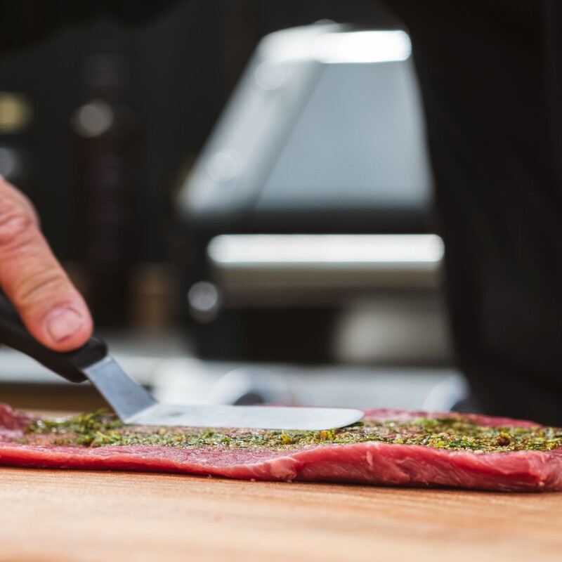 Lammrücken mit Marinade bestreichen