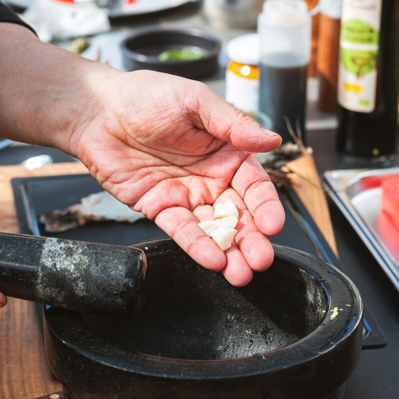 Knoblauch schälen für die Marinade