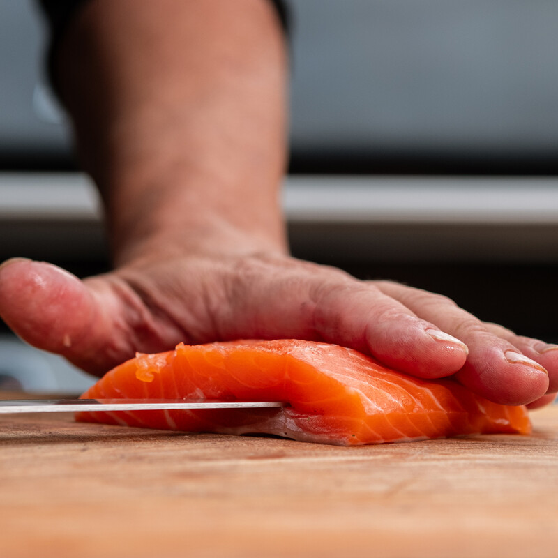 Tasche in den Lachs einschneiden