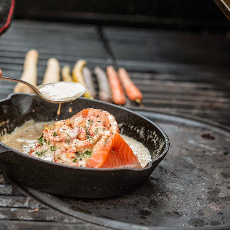 Lachs mit Soße überziehen