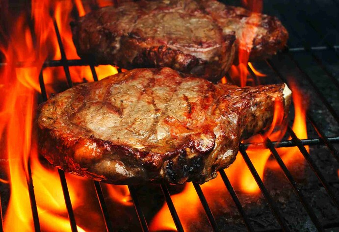 Steak auf einem Kohlegrill