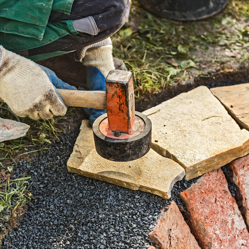 Feuerstelle bauen: Steinplatten festklopfen