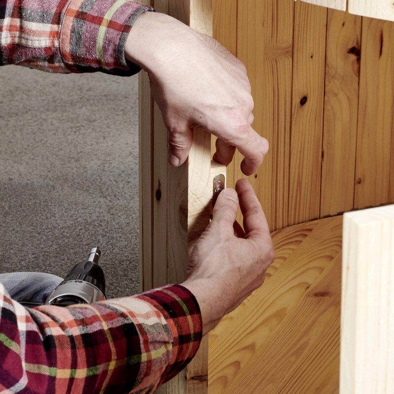 DIY Regentonnenverkleidung: Gegenstück an Türrückseite schrauben