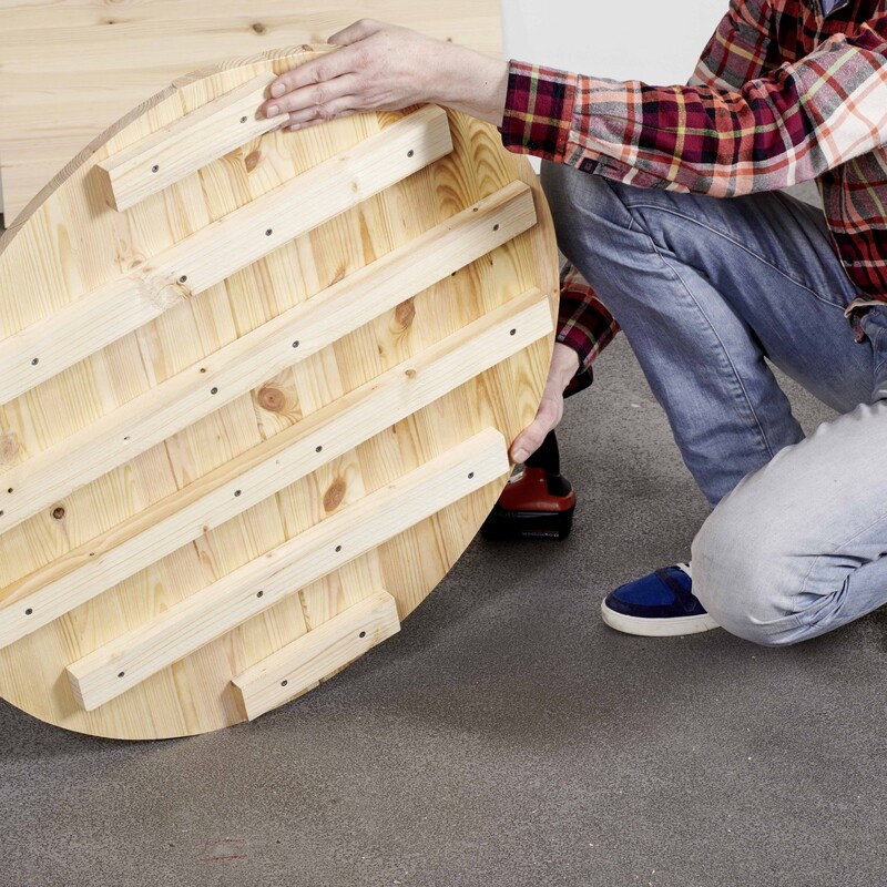 DIY Regentonnenverkleidung: fertige Holzplatte