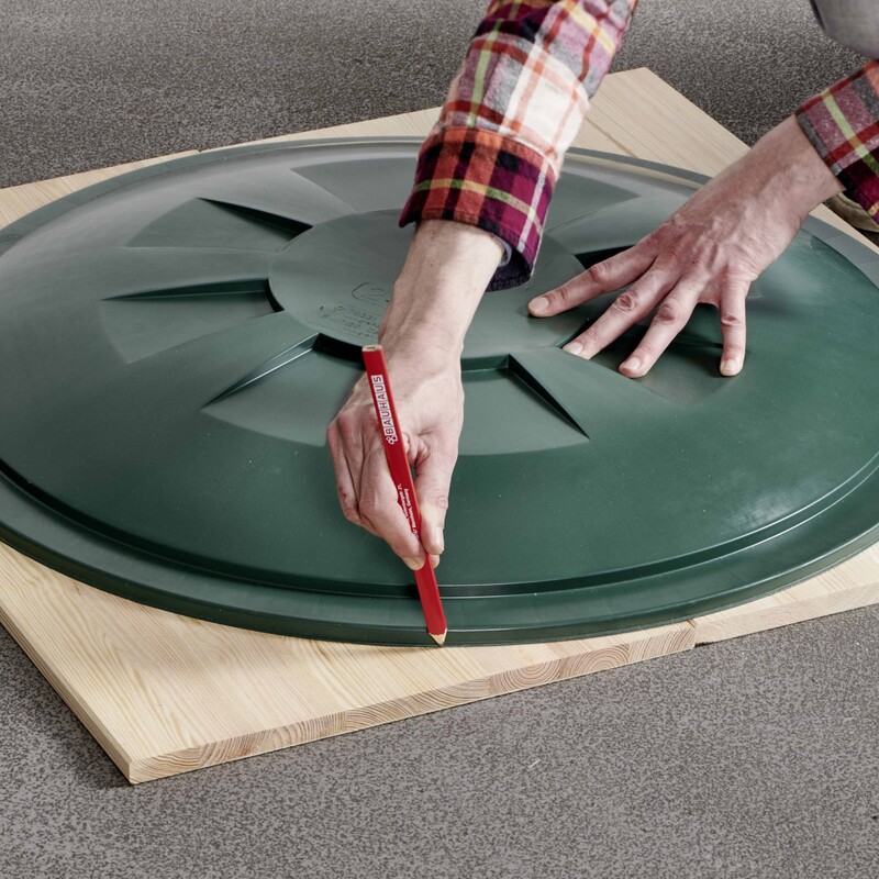 DIY Regentonnenverkleidung: Außenkontur auf Holz übertragen