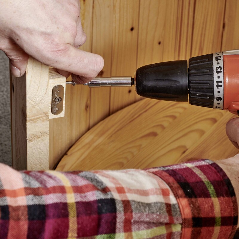 DIY Regentonnenverkleidung: Gegenstück an Türrückseite schrauben