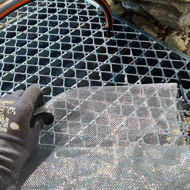 Rost mit feiner Gitterfolie bedecken