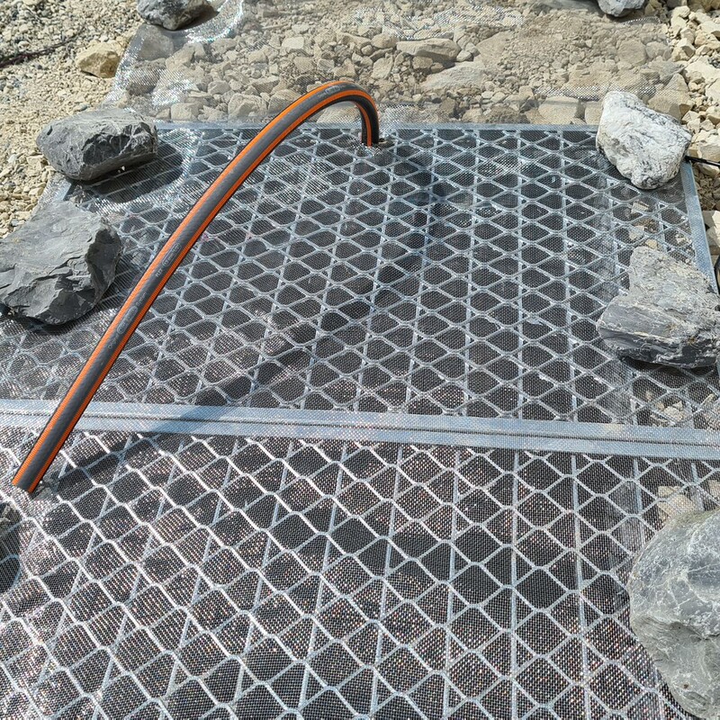 Rost mit Steinen beschweren