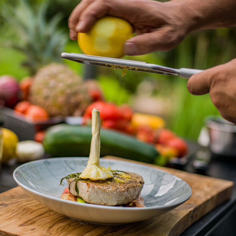 Letzter Schliff für die angerichtete Mahlzeit