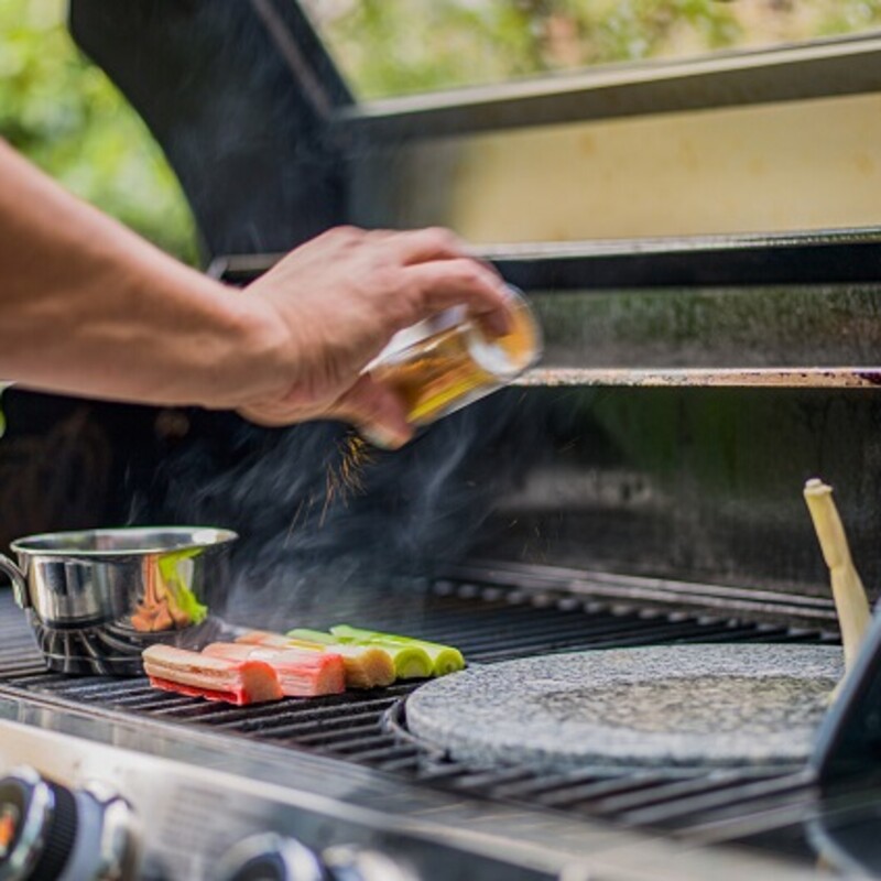 Porree und Rhabarber auf dem Grill