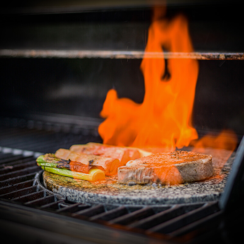 Thunfischsteaks werden auf dem Grill flambiert