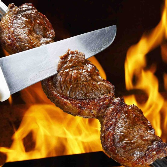 Fleisch vom Spie&szlig; schneiden