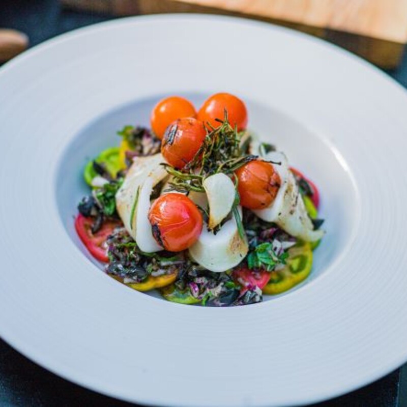 Angerichtetes Rezept: Calamari auf Kalabrischen Tomatensalat