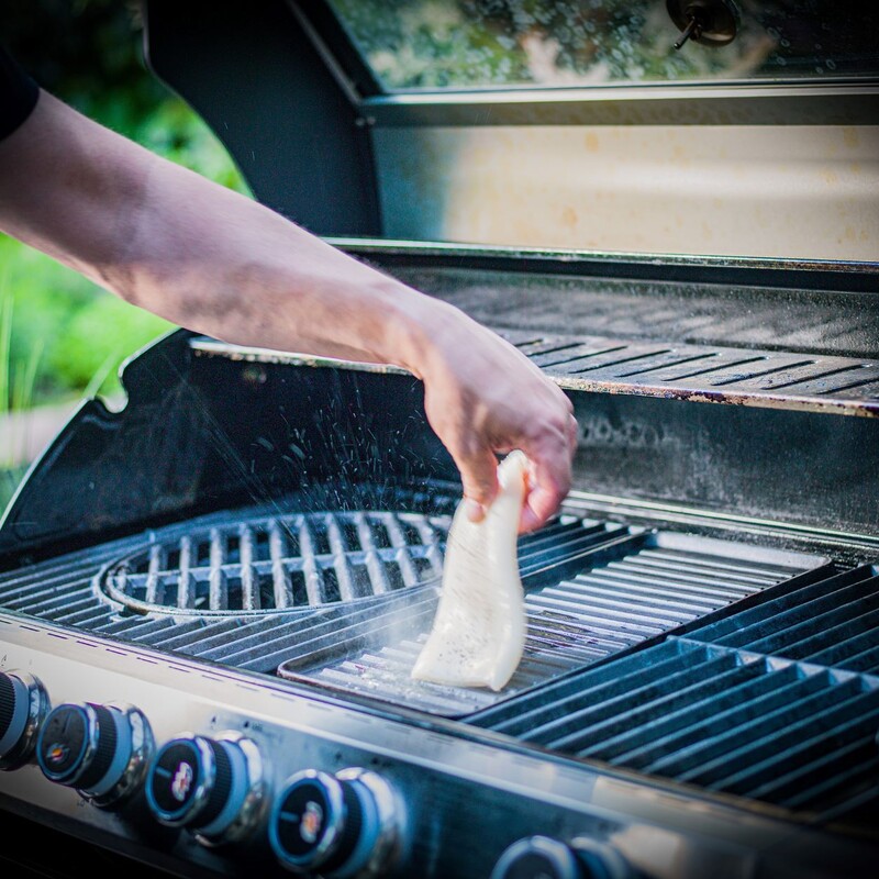 Calamari auf die ge&ouml;lte Grillplatte legen