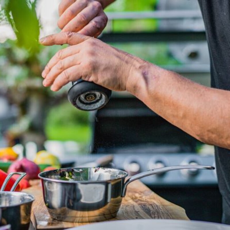 Marinade mit Salz und Pfeffer w&uuml;rzen