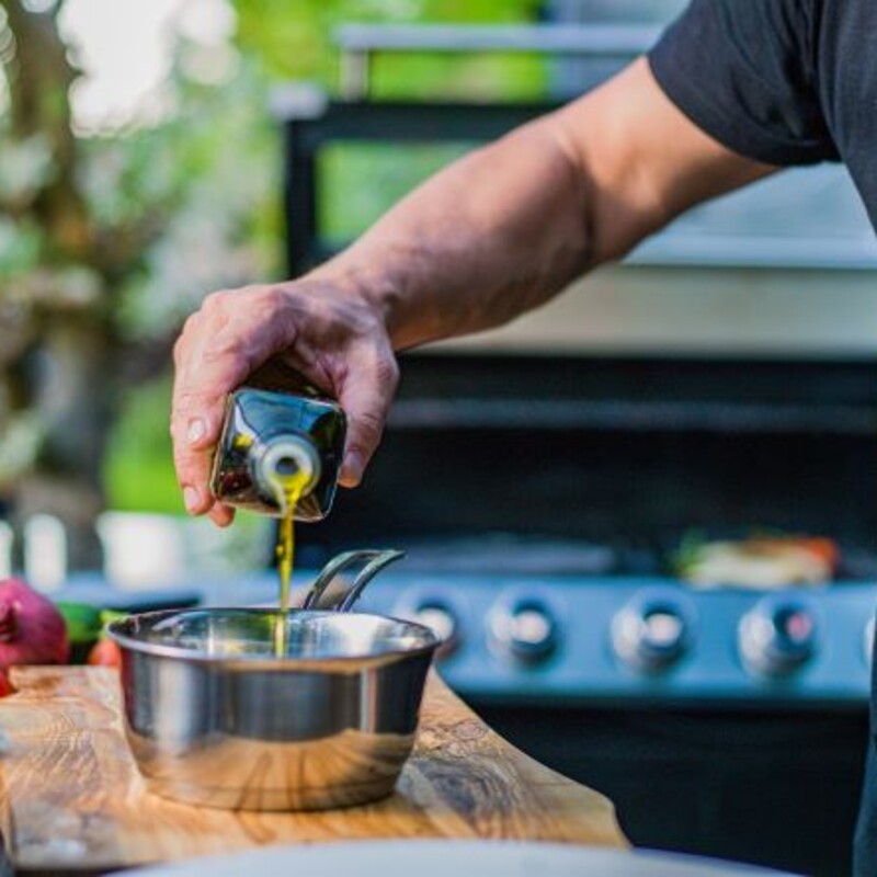 &Ouml;l f&uuml;r die Marinade hinzugeben