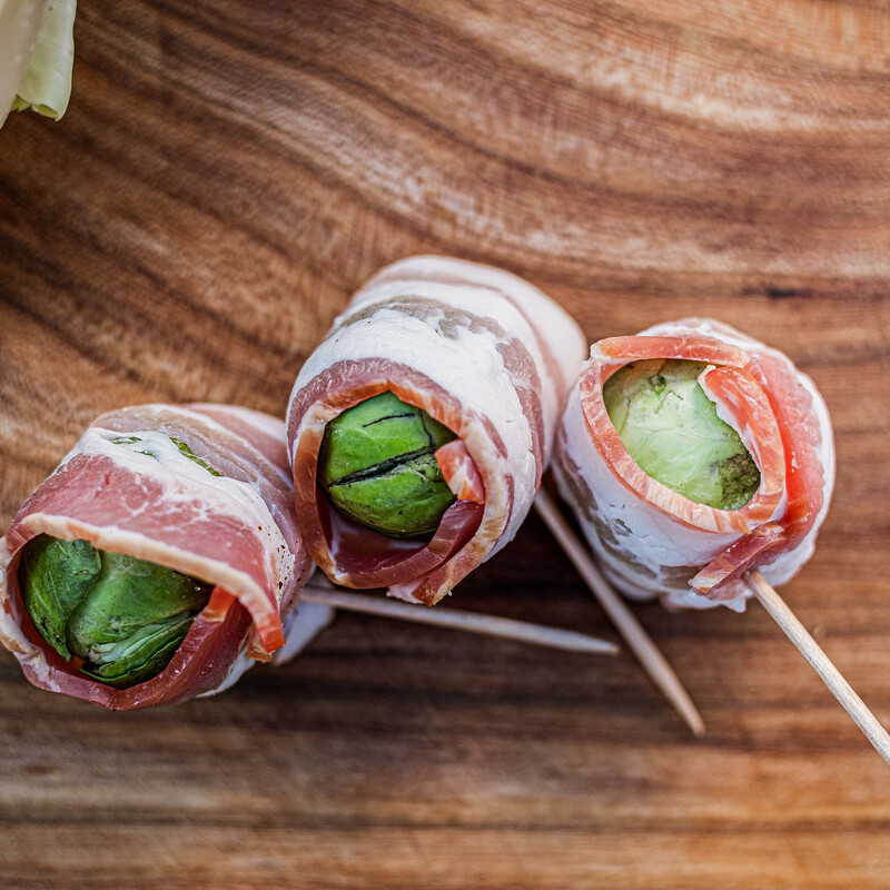 Rosenkohl umrollt mit Bacon und Zahnstocher versehen