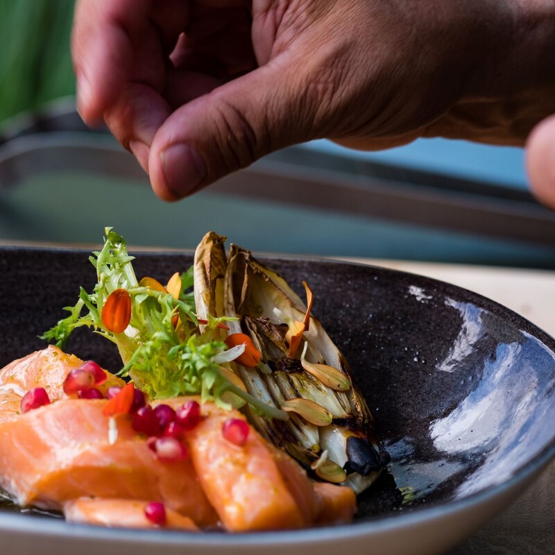 Lachszopf und Chicoree anrichten