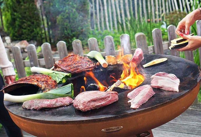 Feuerstelle mit Stahlring