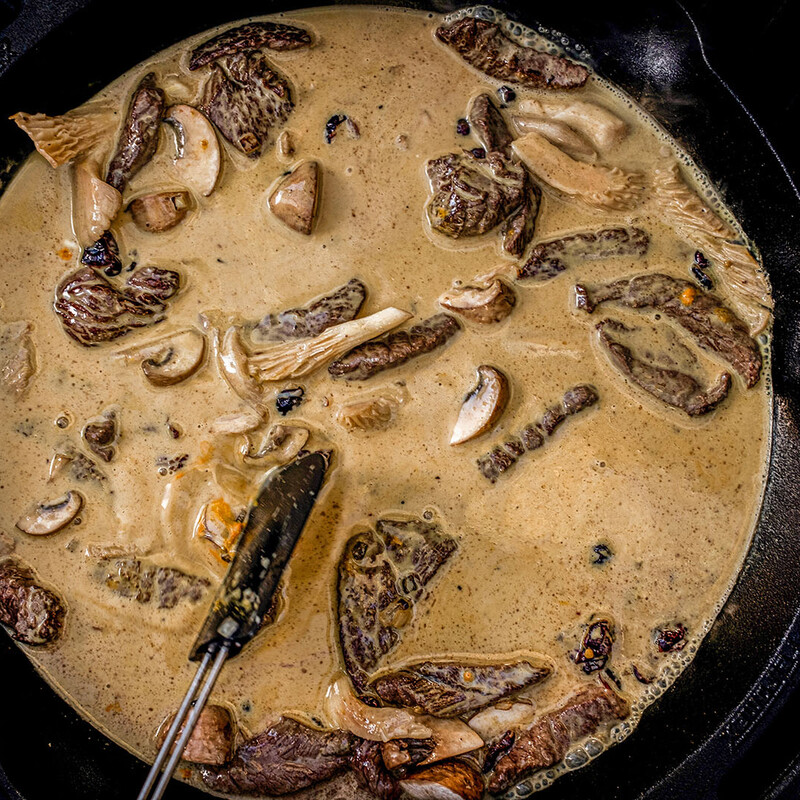Curry 10 Minuten auf dem Grill köcheln lassen