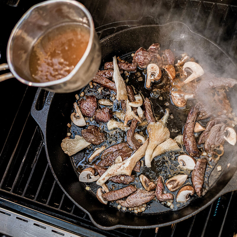 Mit Bühe das Fleisch ablöschen
