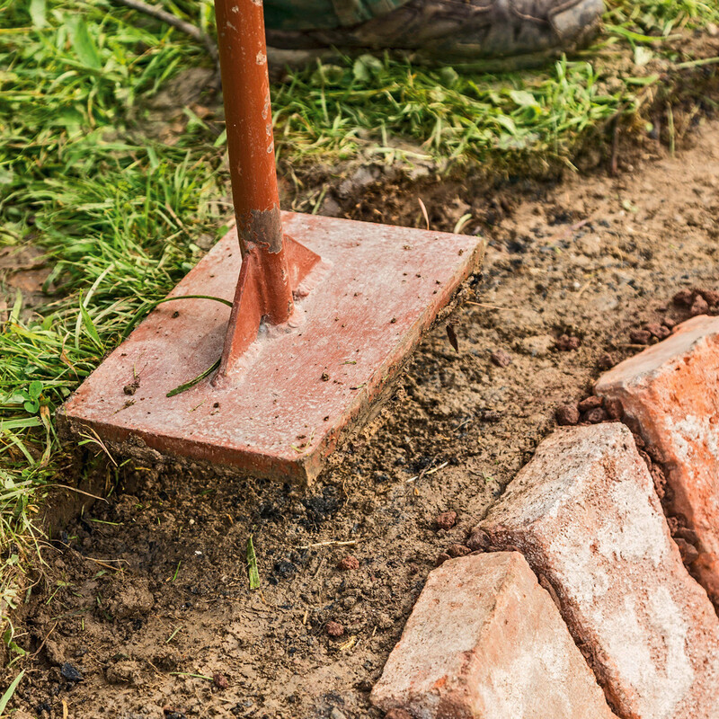 Feuerstelle bauen: Rand befestigen