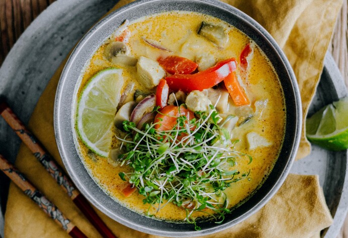 Thailändische Hühnersuppe mit Gartenkresse