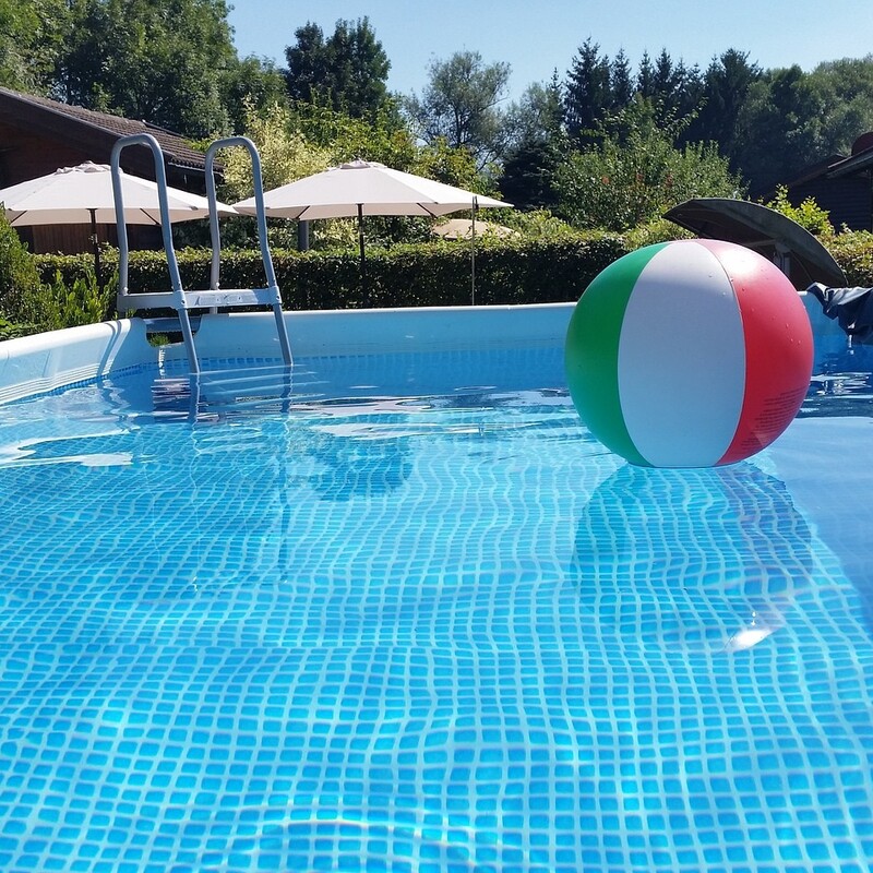 Wasserball liegt im Pool