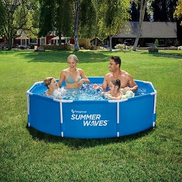 Familie badet im Framepool