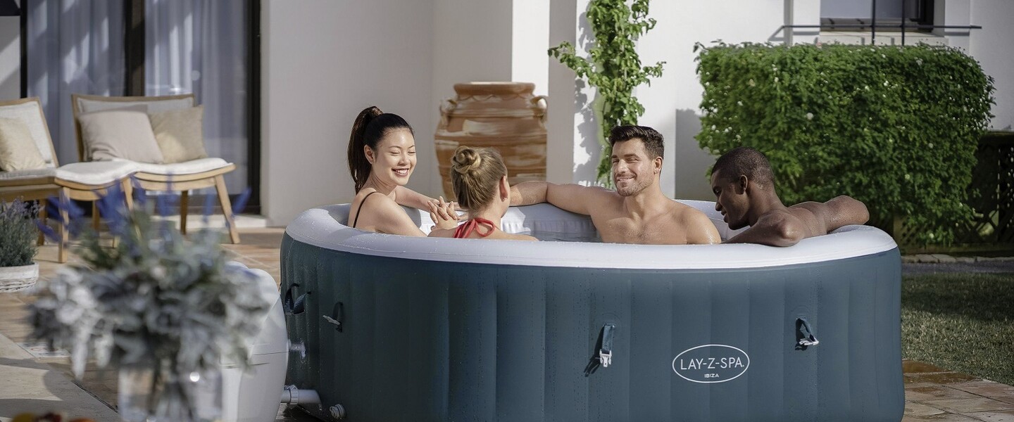 P&auml;rchen sitzen in aufblasbarem Whirlpool
